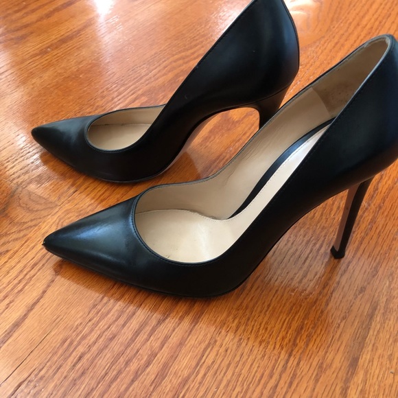 black calf leather pump. A pointed toe signature style. Four inch heel - Picture 4 of 7